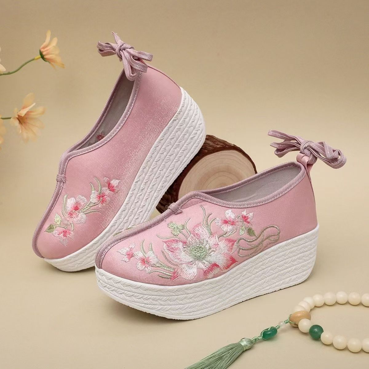 Embroidery Style - รองเท้าส้นเตารีดสไตล์ชาติพันธุ์สำหรับผู้หญิง ปักลายสวยงาม รุ่นใหม่สำหรับฤดูใบไม้ผลิและฤดูร้อน พื้นหนา กันลื่น หัวมน