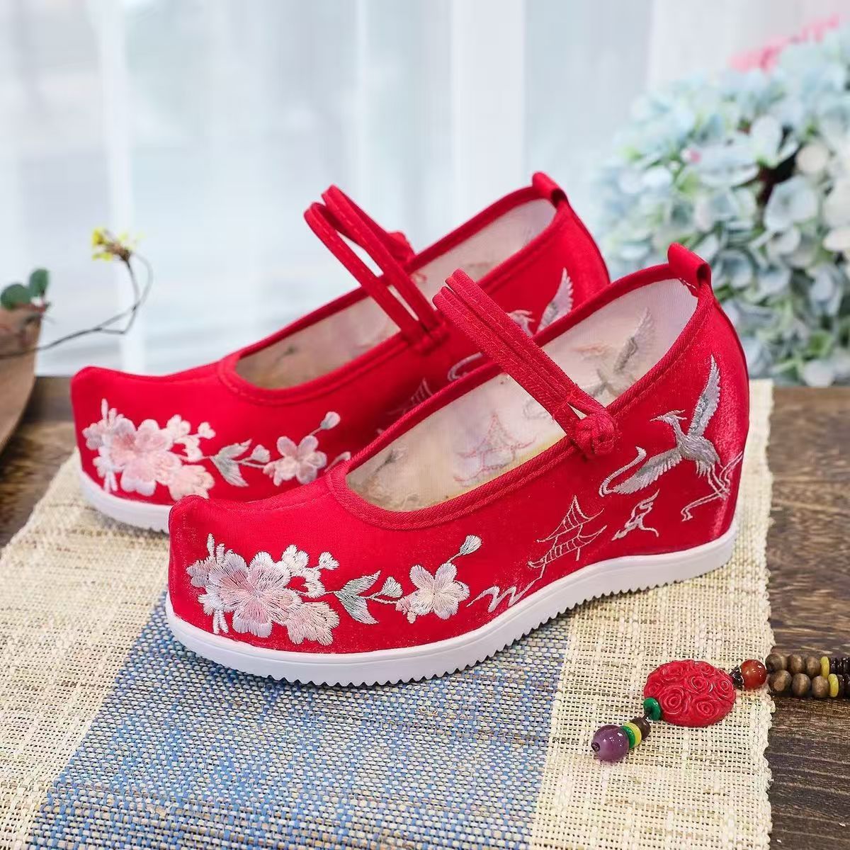 Embroidery Style - รองเท้าผู้หญิงแบบมีปักลายด้านใน พื้นหนา กันลื่น หัวรองเท้าทรงโค้ง สไตล์ชาติพันธุ์ รองเท้าฮันฝู