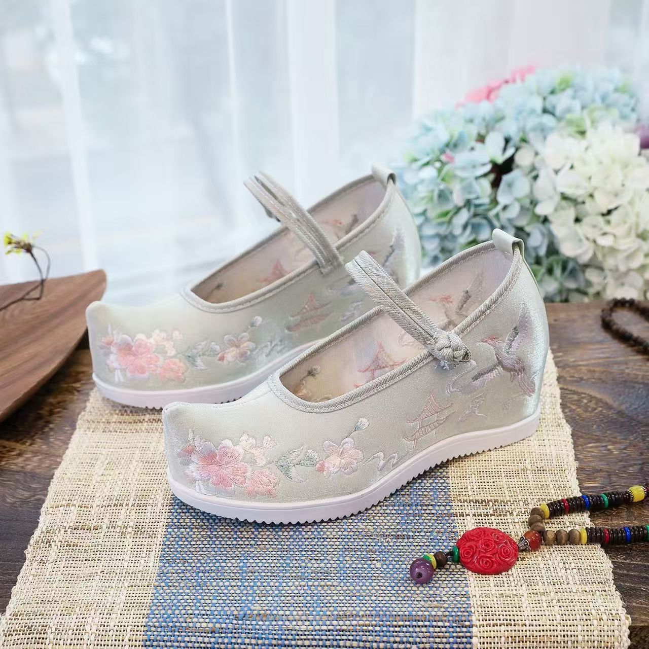รองเท้าผู้หญิงแบบมีปักลายด้านใ - Embroidery Style บทวิจารณ์และราคา